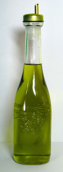 Una botella de vidrio de aceite de oliva.
