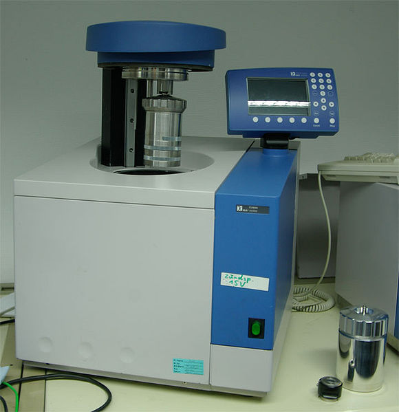 La imagen de un calorímetro Bomb muestra una cámara de forma cuadrada con un monitor y botones colocados encima de ella.