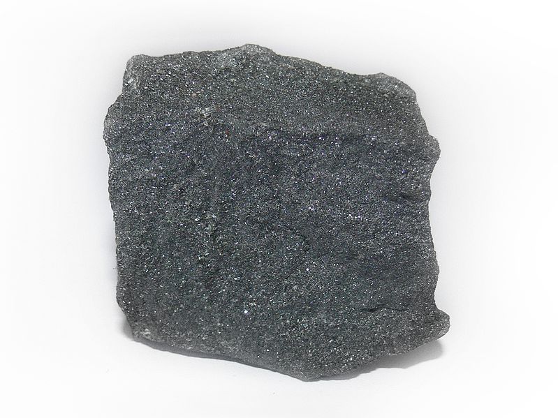 trozo de mineral negro grisáceo.