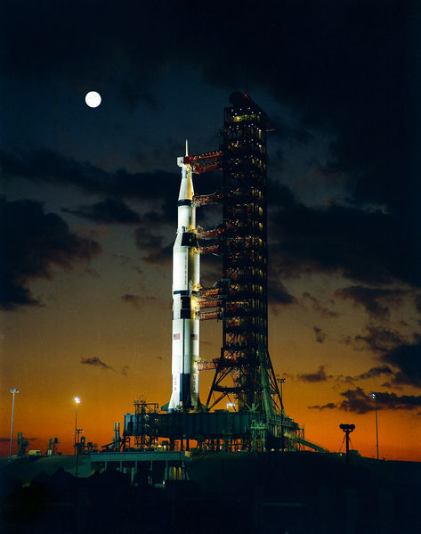 Un cohete descansando en su estación con un telón de fondo de cielo nocturno.