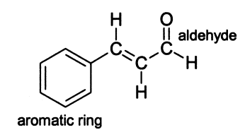 La estructura del cinamaldehído muestra la presencia de un aldehído así como de un anillo aromático.