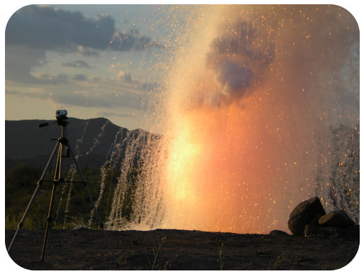 Explosión de una reacción de metal de sodio con agua que crea gas hidrógeno.
