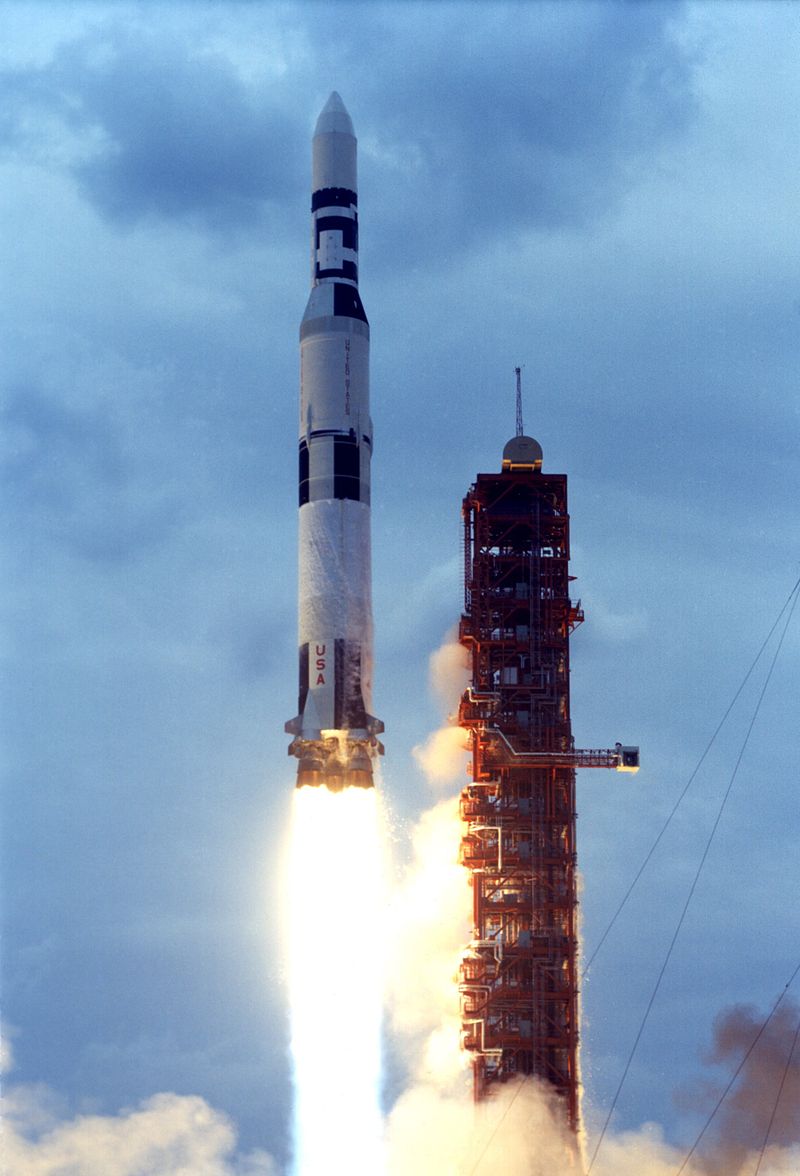 Nave espacial se lanza desde el Taller Orbital Skylab a la órbita terrestre.