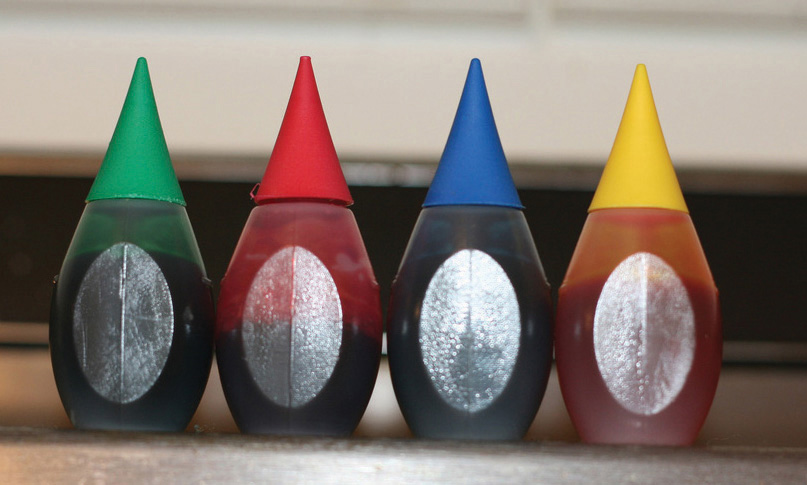 Cuatro colorantes artificiales para alimentos (Verde, rojo, azul y amarillo).