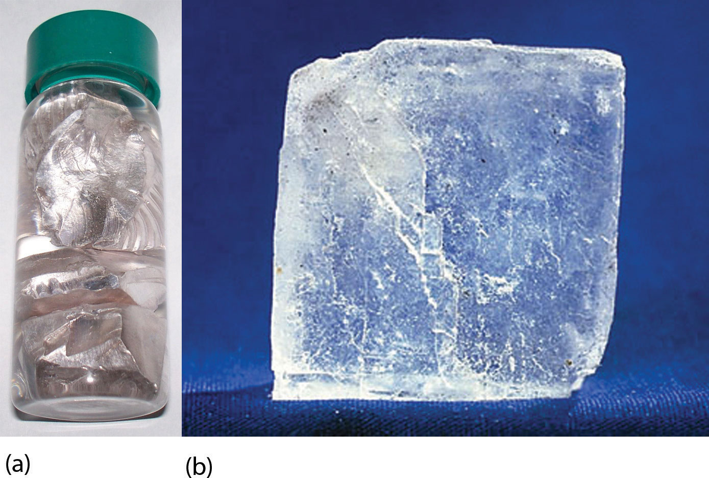 El metal de sodio se muestra en un pequeño recipiente de vidrio con tapa verde. Junto a la botella, se muestra un cristal de sal magnificado.